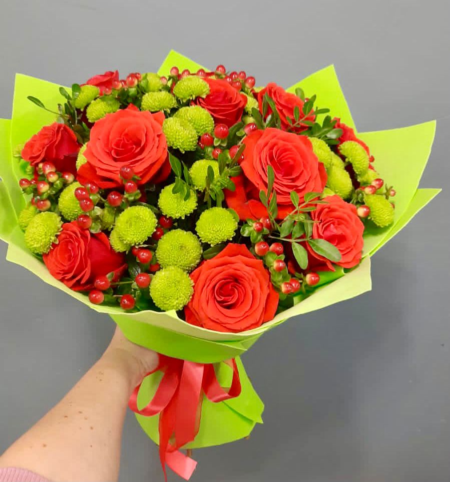 Букет цветов из: Хризантемы и Розы в Воронки