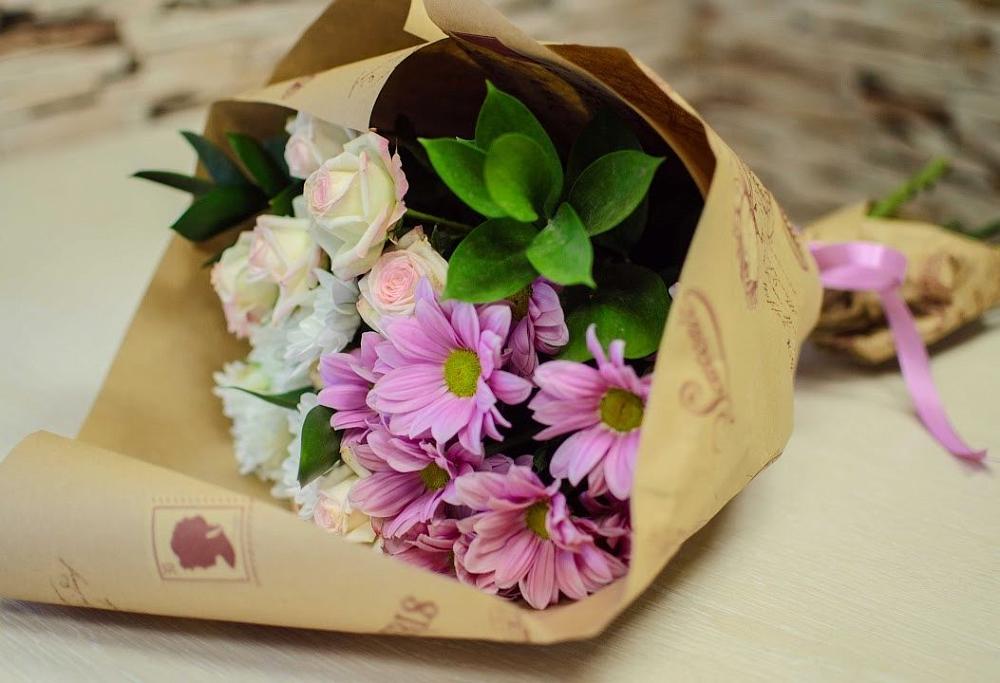 Букет цветов из: Розы и Хризантемы в Воронки