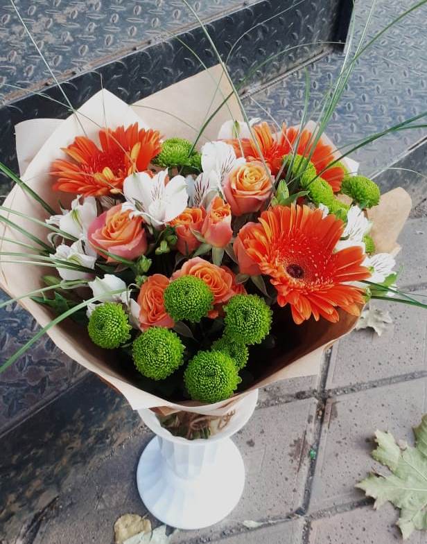 Букет цветов из: Герберы, Хризантемы, Альстромерии и Розы в Воронки