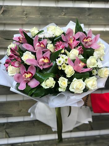 Букет цветов из: Розы и Хризантемы в Воронки