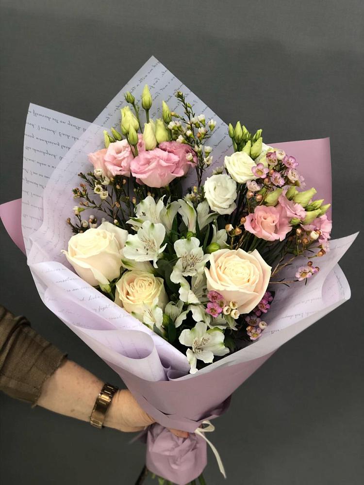 Букет цветов из: Альстромерии, Розы и Лизиантусы в Воронки