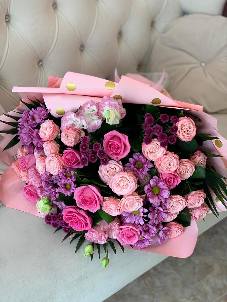 Букет цветов из: Хризантемы, Розы и Лизиантусы в Воронки