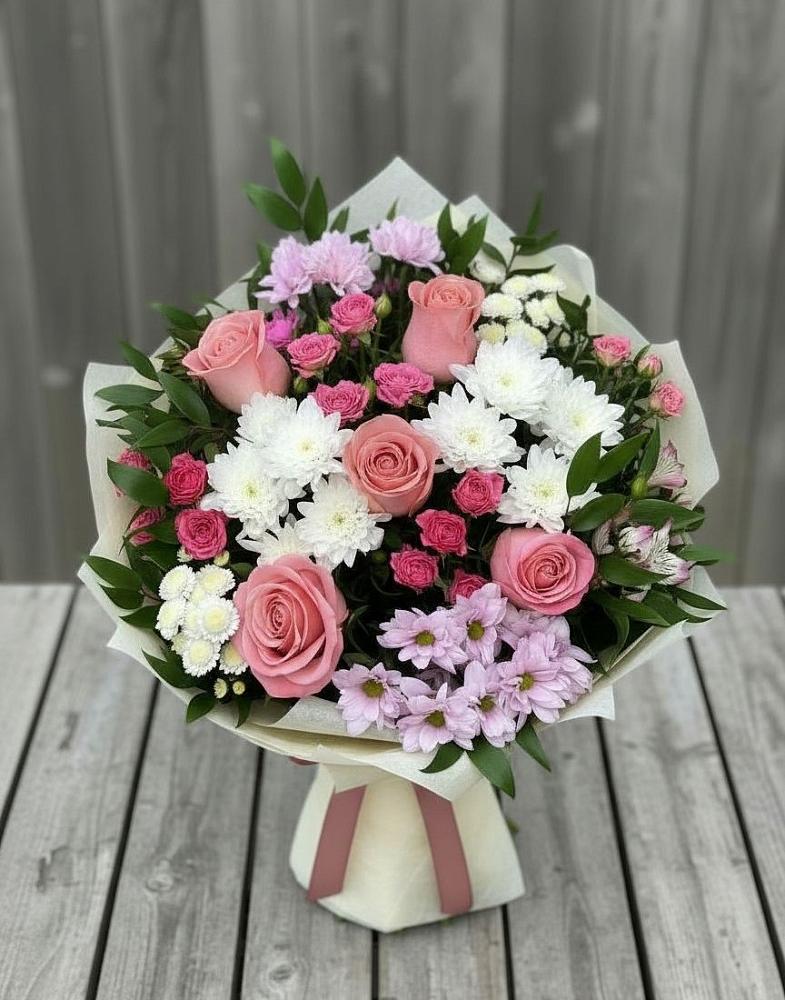 Букет цветов из: Альстромерии, Гвоздики, Розы и Хризантемы в Воронки