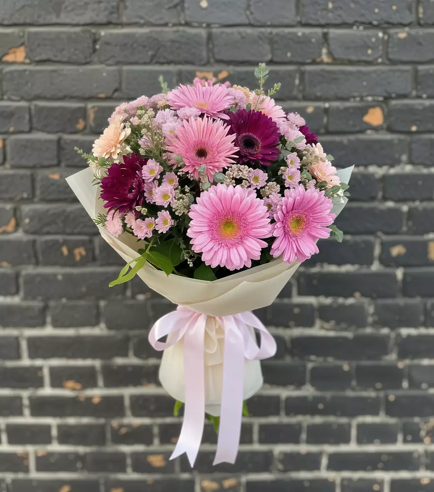 Букет цветов из: Герберы и Хризантемы в Воронки