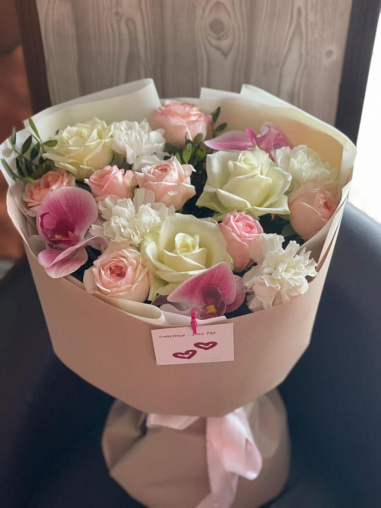 Букет цветов из: Орхидеи, Розы и Гвоздики в Воронки