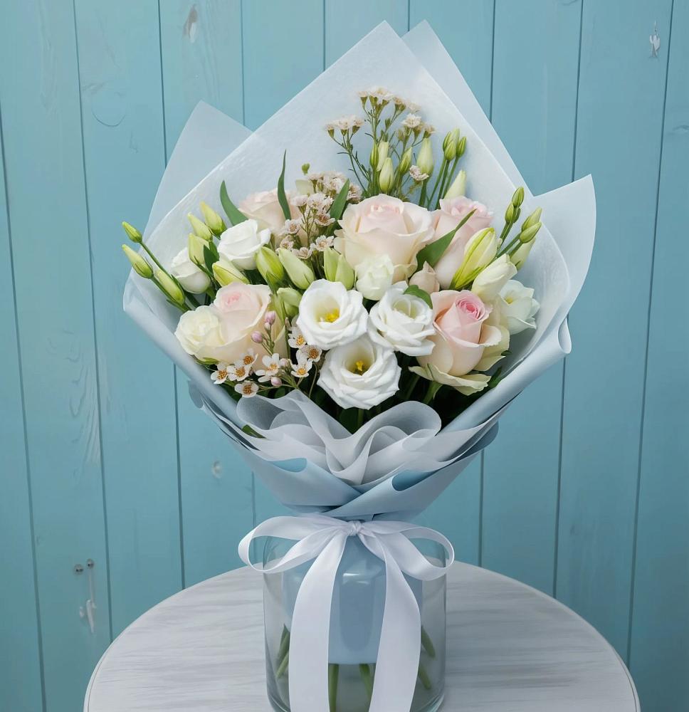 Букет цветов из: Розы и Лизиантусы в Воронки