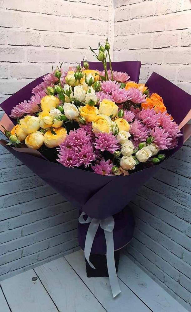 Букет цветов из: Хризантемы и Розы в Воронки