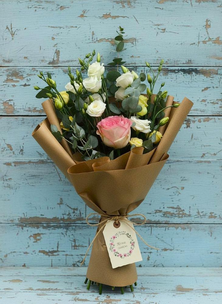 Букет цветов из: Розы и Лизиантусы в Воронки