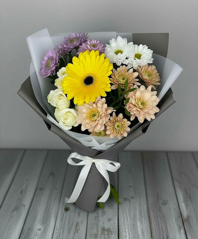Букет цветов из: Розы, Герберы и Хризантемы в Воронки