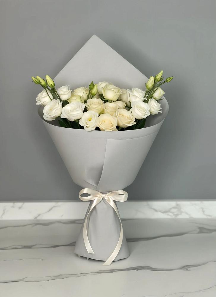 Букет цветов из: Розы и Лизиантусы в Воронки