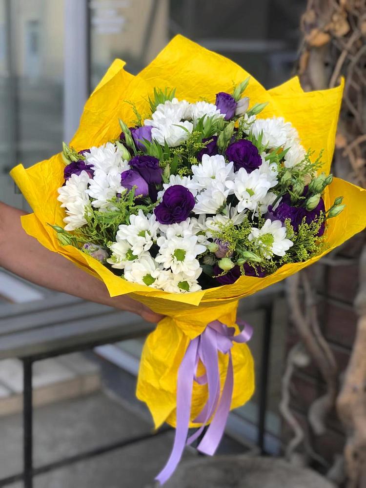 Букет цветов из: Ирисы, Хризантемы и Ромашки в Воронки
