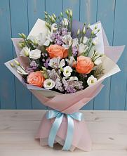 Букет цветов из:  Лизиантусы, Розы, Альстромерии и Гипсофила в Воронки