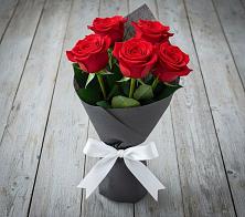 Букет 5 Красных роз Эдлесс Лав в Воронки