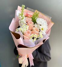 Букет цветов из:  Хризантемы и Розы в Воронки