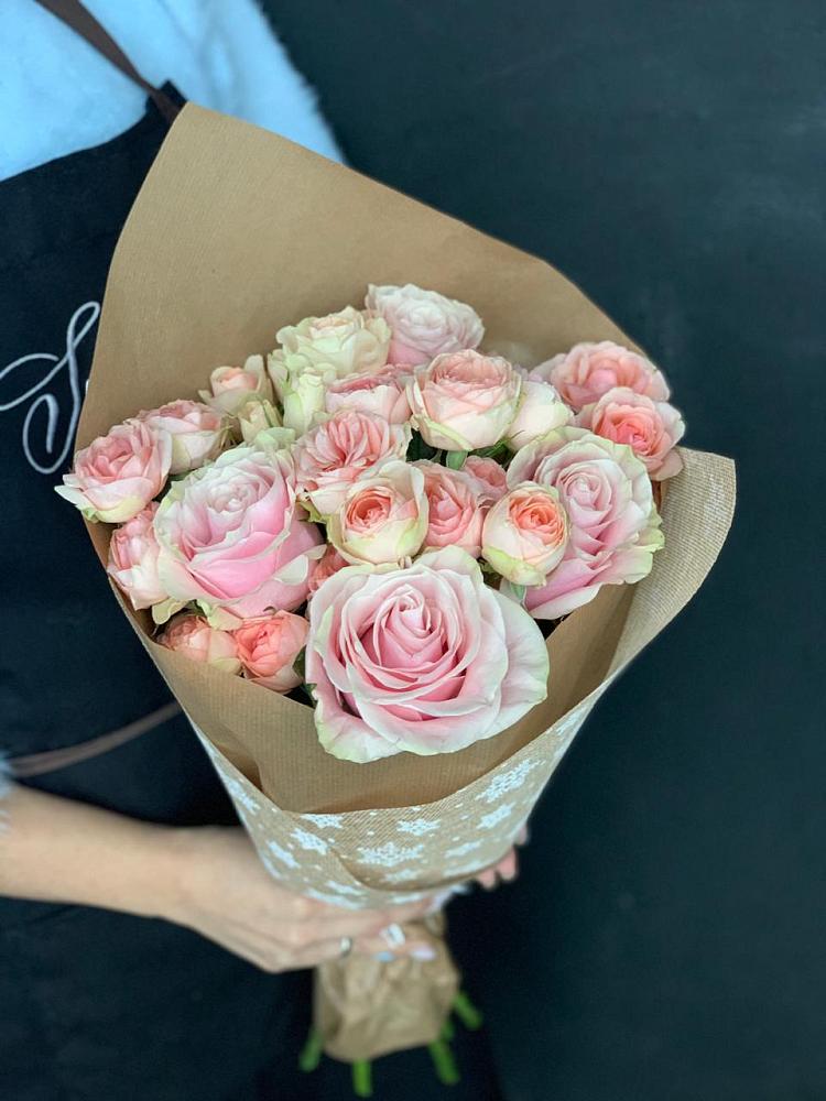 Букет цветов из: Хризантемы и Розы в Воронки