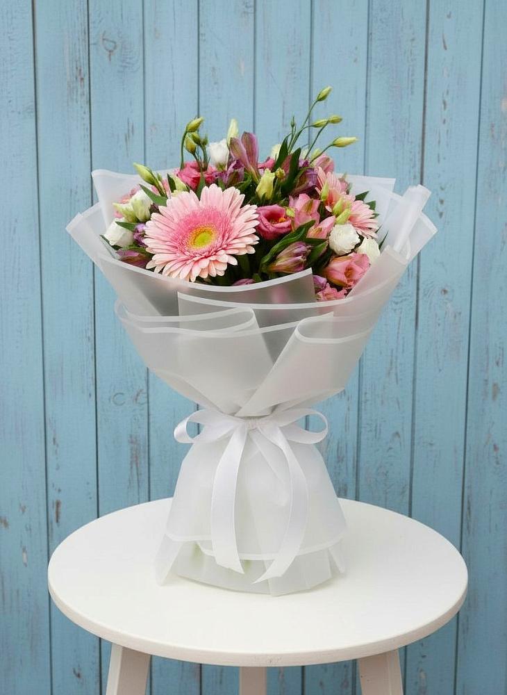 Букет цветов из: Герберы, Альстромерии и Лизиантусы в Воронки