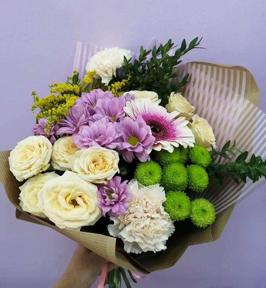 Букет цветов из: Хризантемы, Розы, Гвоздики и Герберы в Воронки