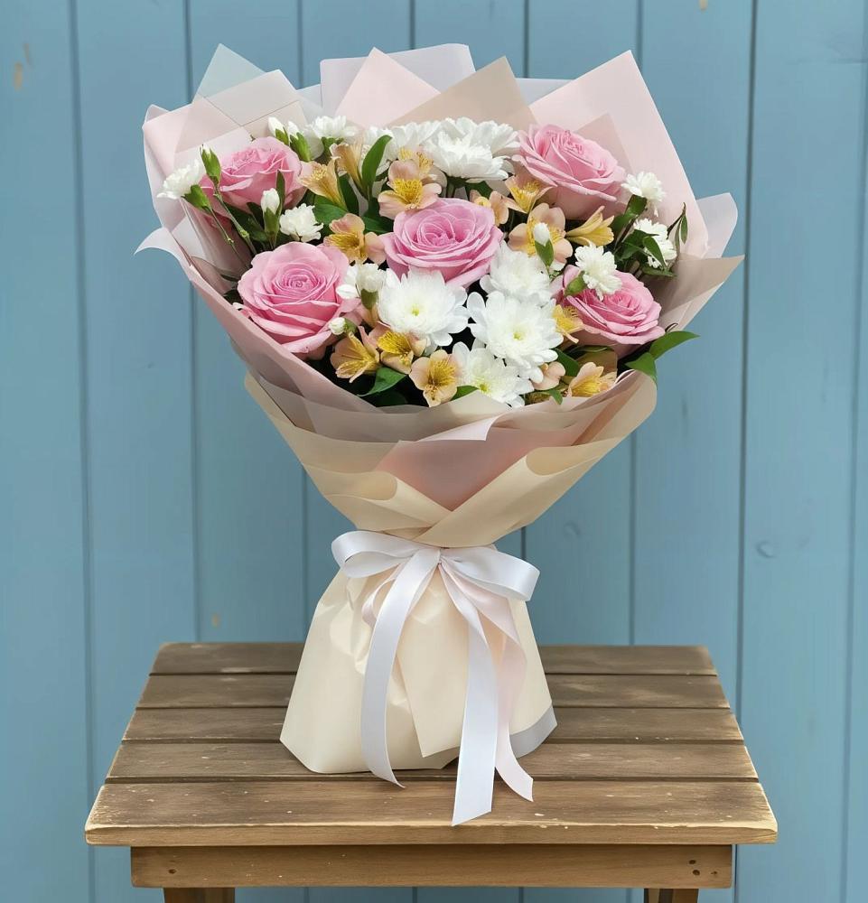 Букет цветов из: Гвоздики, Орхидеи и Розы в Воронки