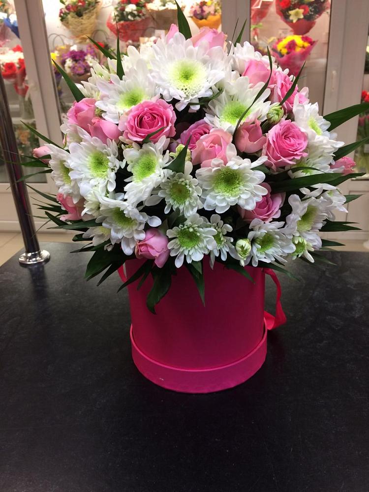 Цветочная композиция из Розы и Хризантемы в шляпной коробке в Воронки