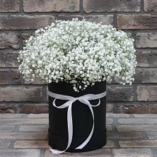 Цветочная композиция из Гипсофила в шляпной коробке в Воронки