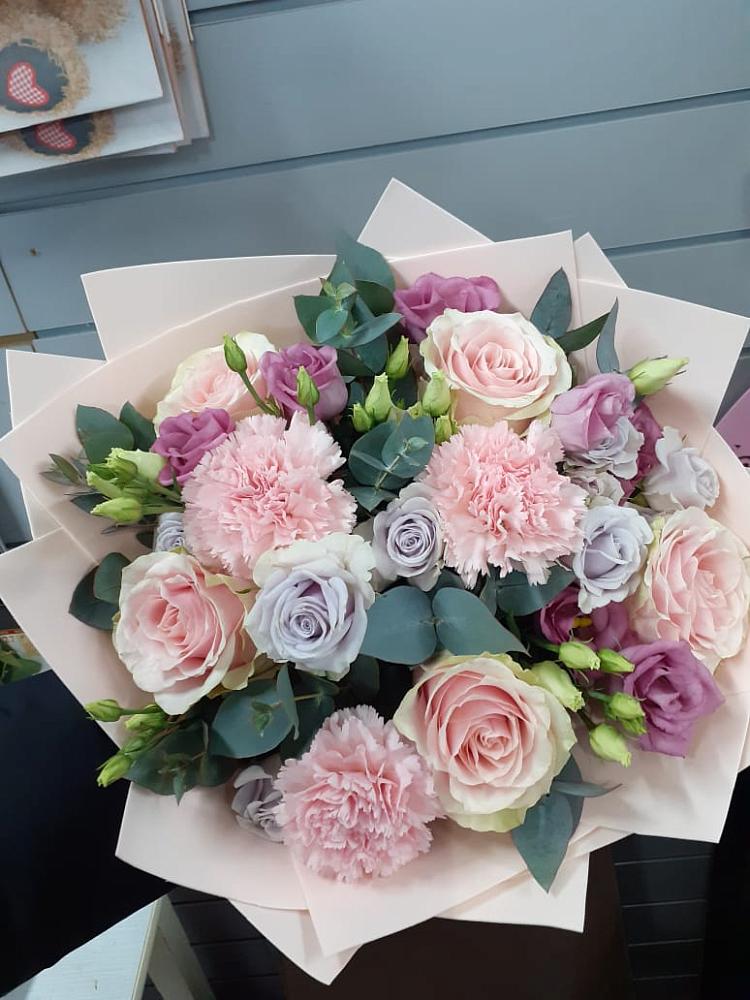 Букет цветов из: Розы, Гвоздики и Лизиантусы в Воронки