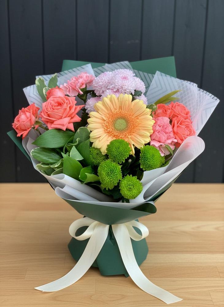 Букет цветов из: Гвоздики, Розы, Герберы и Хризантемы в Воронки
