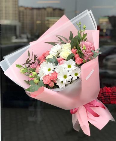 Букет цветов из: Розы, Лизиантусы и Хризантемы в Воронки