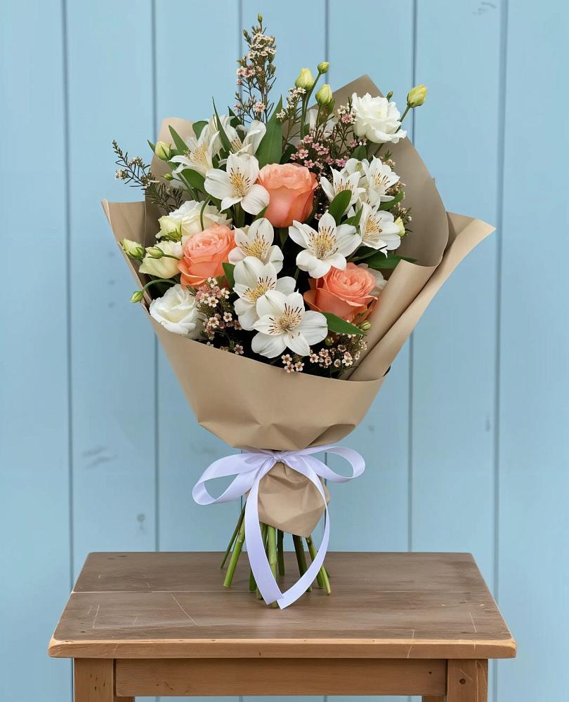 Букет цветов из: Альстромерии, Лизиантусы, Розы и Хризантемы в Воронки