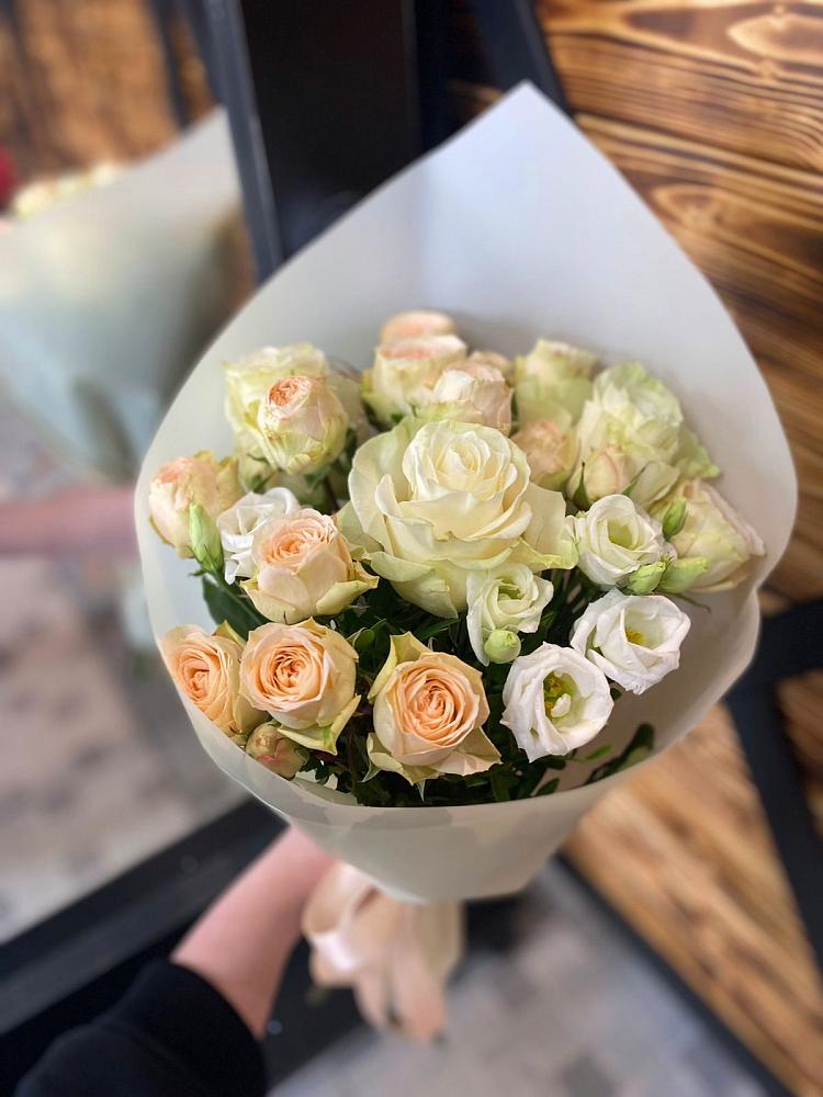 Букет цветов из: Розы и Лизиантусы в Воронки